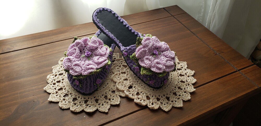 Chinelo de Quarto Flor Camélia Lilás (Numerações 36 e 37)