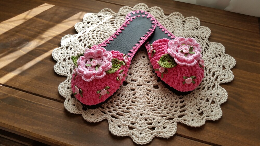 Chinelo de Quarto Crochê Flor Ipê Rosa ( Numerações 34 e 35)