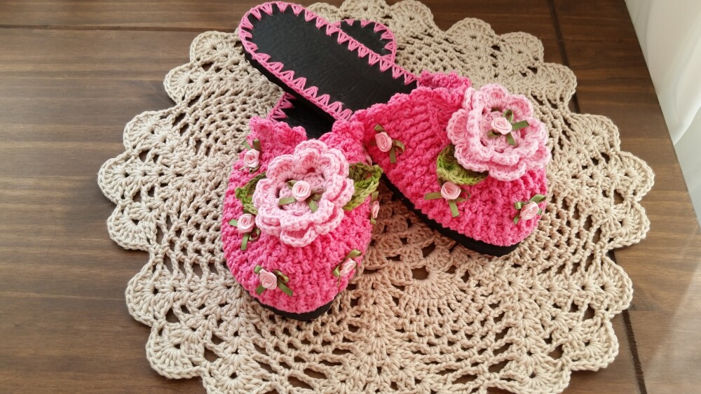 Chinelo de Quarto Crochê Flor Ipê Rosa ( Numerações 34 e 35)