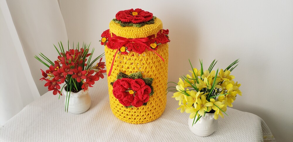 Capa Pote Conserva 3200 ml Crochê (Amarelo Flor Vermelha)