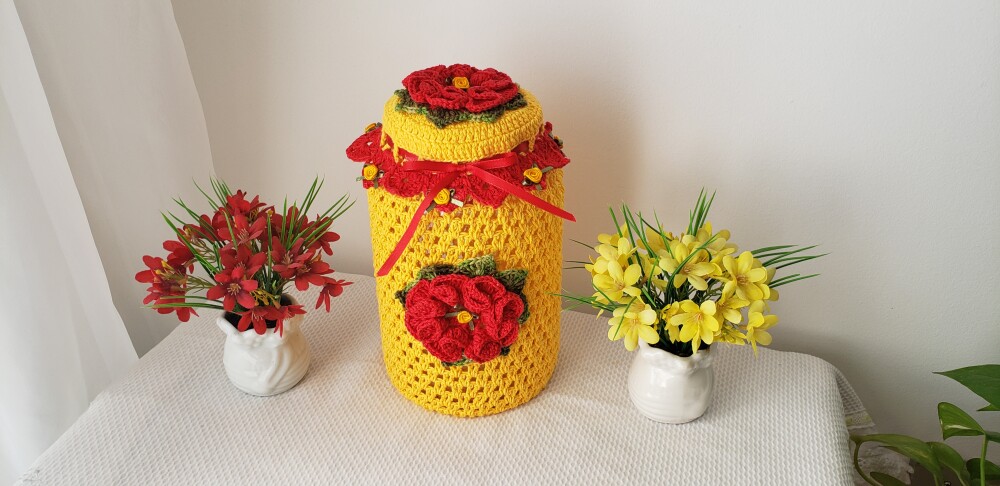 Capa Pote Conserva 3200 ml Crochê (Amarelo Flor Vermelha)