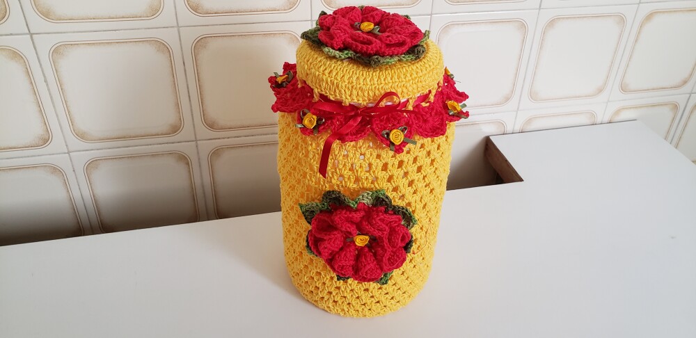 Capa Pote Conserva 3200 ml Crochê (Amarelo Flor Vermelha)
