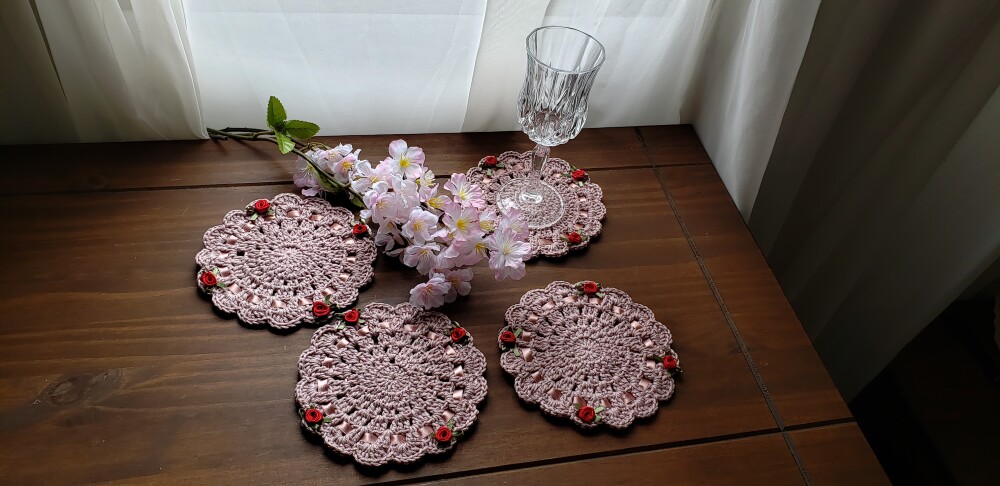 Descanso de Copos em Crochê Rosa Cristal (04 unidades)