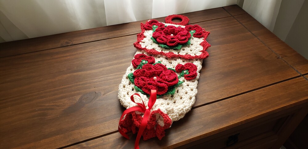 Jogo de Cozinha Crochê 03 peças + Puxa Saco Flores Vermelhas