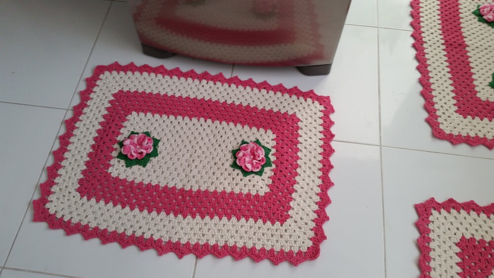 Jogo de Cozinha em Crochê Flores Rosa Mesclado (03 peças)