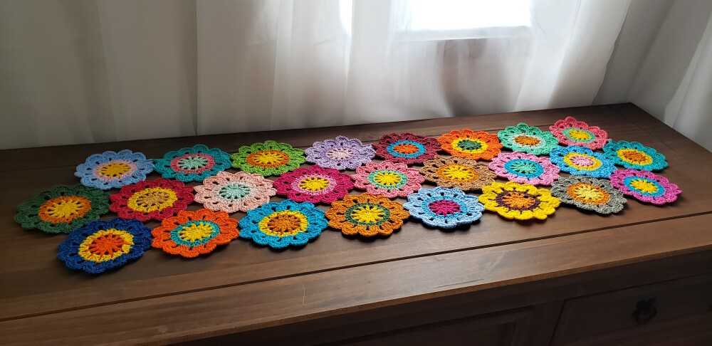 Trilho de Mesa em crochê Flores Japonesas ( 1,00 m)