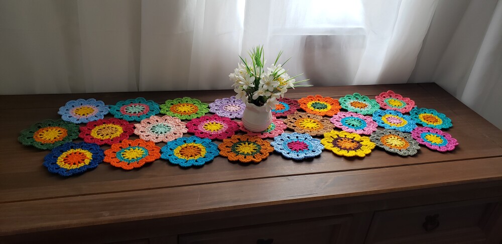 Trilho de Mesa em crochê Flores Japonesas ( 1,00 m)