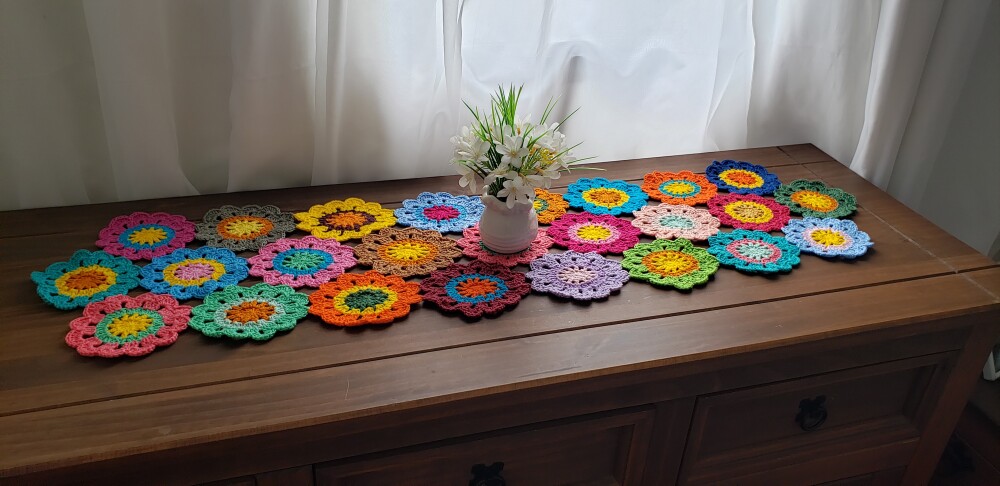 Trilho de Mesa em crochê Flores Japonesas ( 1,00 m)