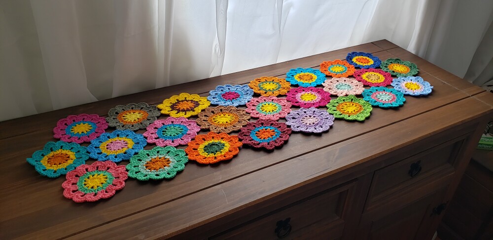 Trilho de Mesa em crochê Flores Japonesas ( 1,00 m)