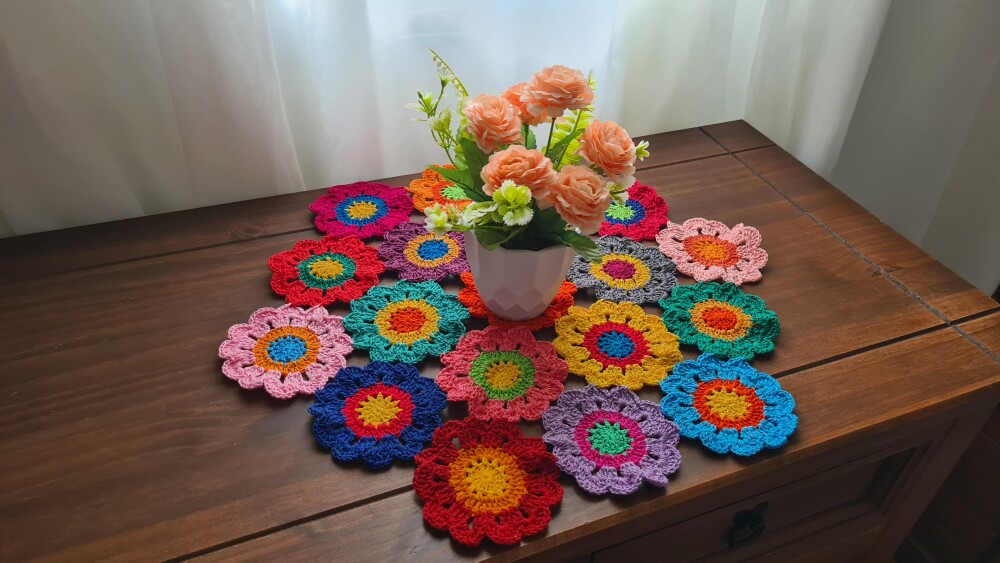 Toalhinha de Crochê Flores Japonesa Colorida (50 cm x 45 cm)