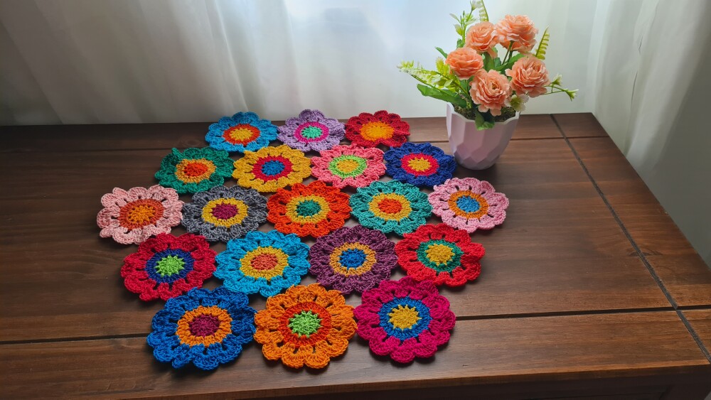Toalhinha de Crochê Flores Japonesa Colorida (50 cm x 45 cm)