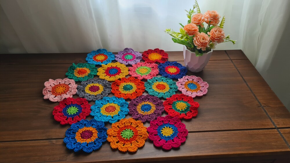 Toalhinha de Crochê Flores Japonesa Colorida (50 cm x 45 cm)