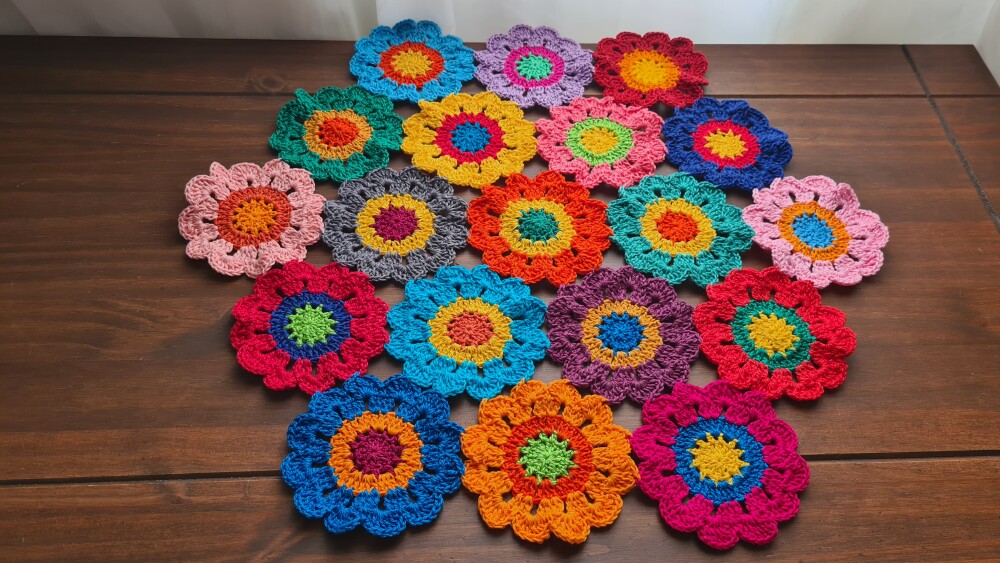 Toalhinha de Crochê Flores Japonesa Colorida (50 cm x 45 cm)