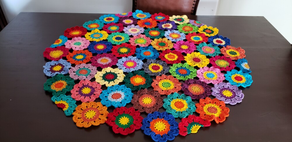 Toalha Flores Japonesa em Crochê Redonda 80 cm