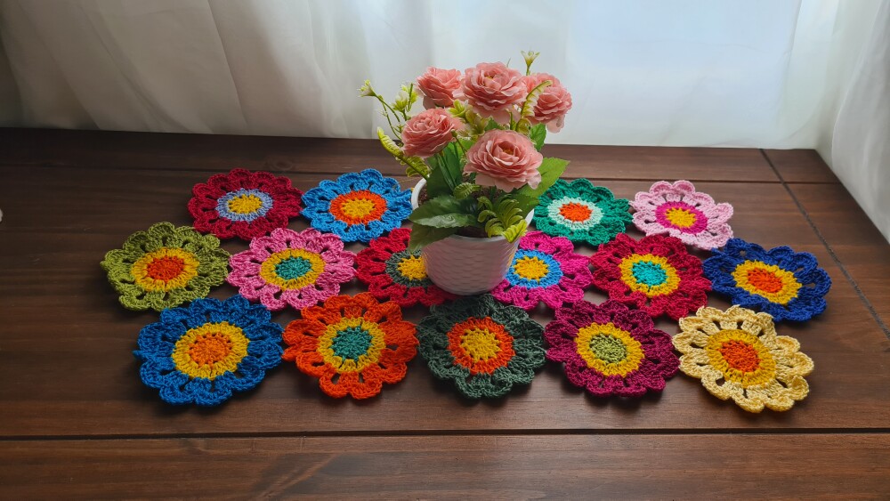 Trilho de Mesa em crochê Flores Japonesas (64 cm x 30 cm)