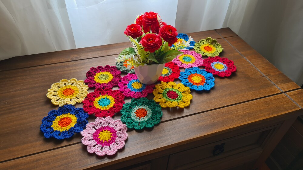 Trilho de Mesa em crochê Flores Japonesas (64 cm x 30 cm)
