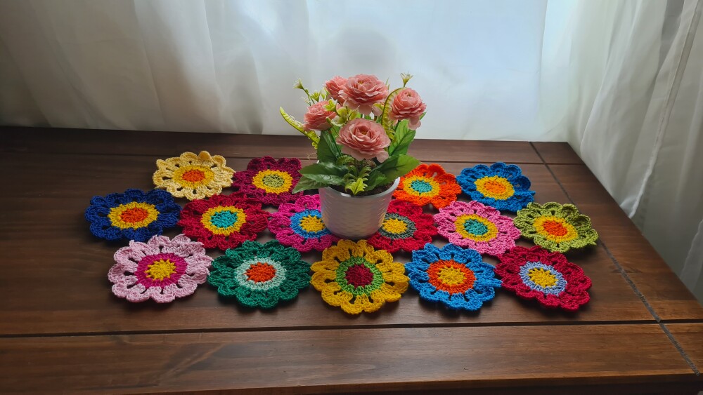 Trilho de Mesa em crochê Flores Japonesas (64 cm x 30 cm)