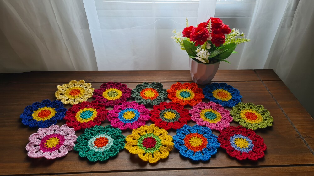 Trilho de Mesa em crochê Flores Japonesas (64 cm x 30 cm)