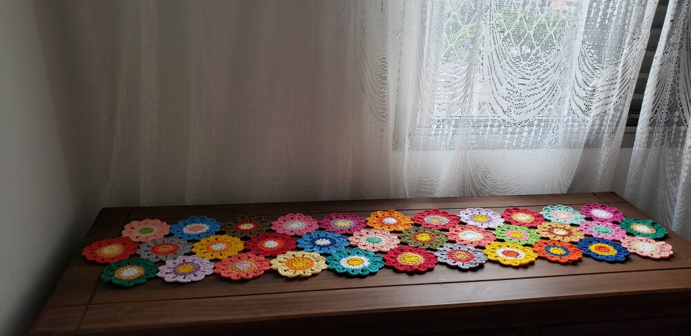 Trilho de Mesa em Crochê Flores Japonesas (1,30 cm x 30 cm)