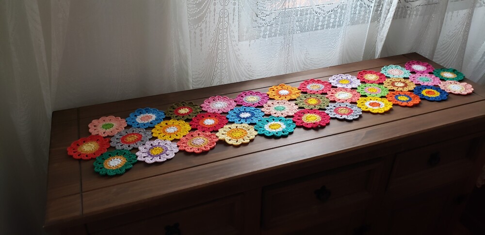 Trilho de Mesa em Crochê Flores Japonesas (1,30 cm x 30 cm)