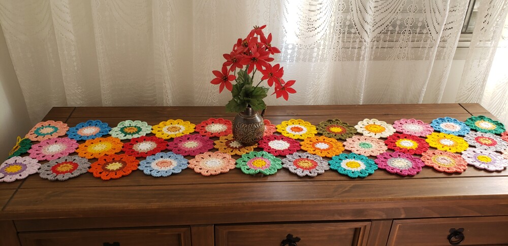 Trilho de Mesa em crochê Flores Japonesas (1,60 cm z 0,40 cm)