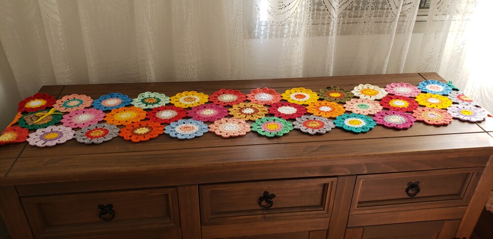 Trilho de Mesa em crochê Flores Japonesas (1,60 cm z 0,40 cm)