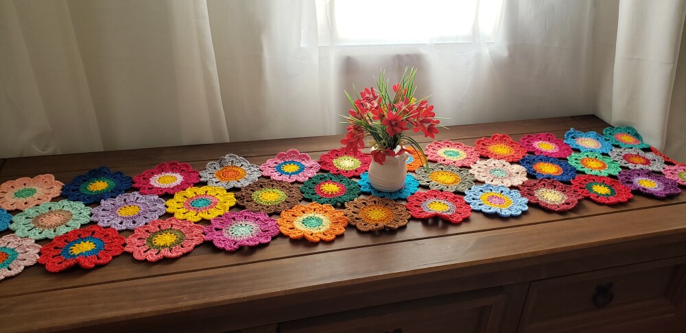 Trilho de Mesa em crochê Flores Japonesas (1,60 cm z 0,40 cm)