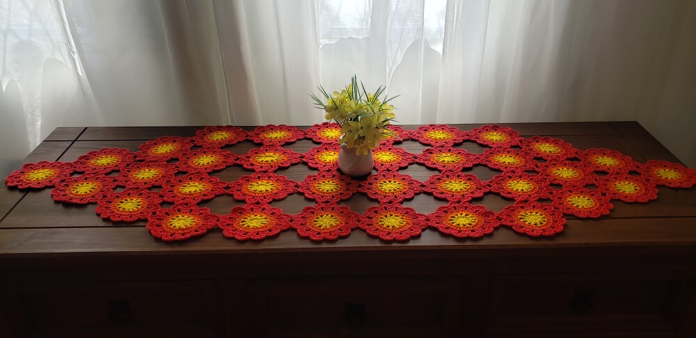 Trilho de Mesa em crochê Flores Japonesas Vermelha (1,2 cm x 0,4