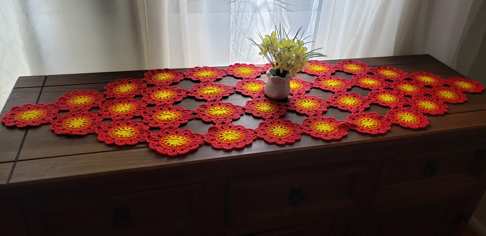 Trilho de Mesa em crochê Flores Japonesas Vermelha (1,2 cm x 0,4