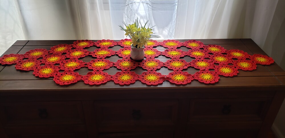 Trilho de Mesa em crochê Flores Japonesas Vermelha (1,2 cm x 0,4