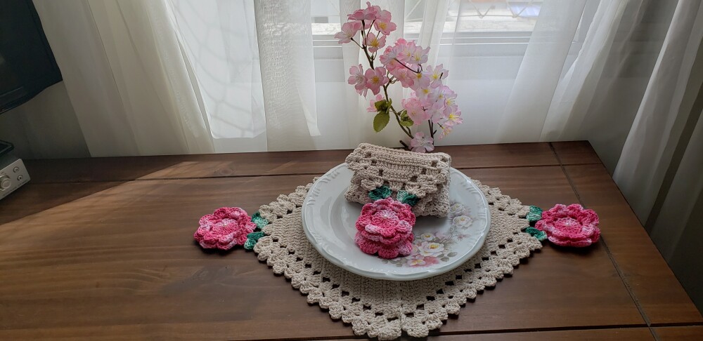 Jogo Americano em crochê Flores Rosa Mescladas (02 Pessoas)