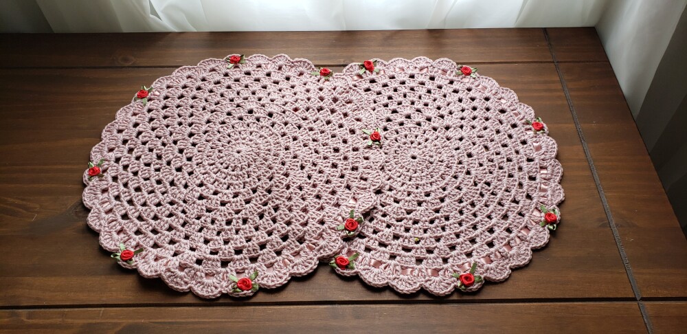 Sousplat em Crochê Rosa Cristal (02 Pessoas)