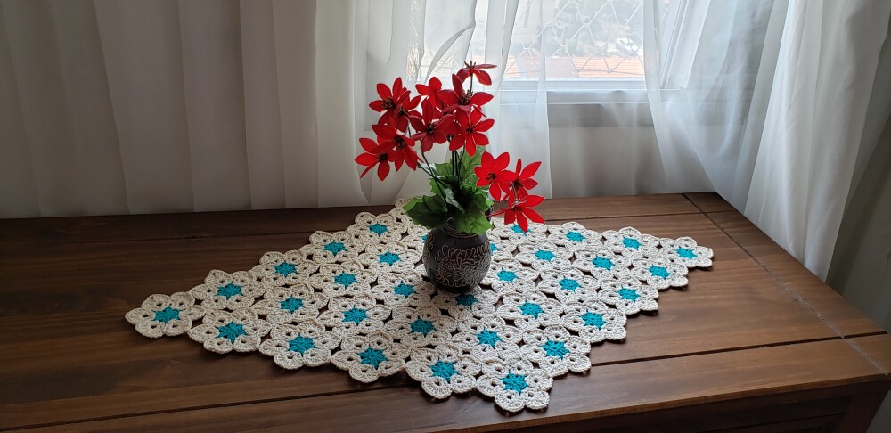 Centro de Mesa em Crochê Mini Flor Cru e Tifani