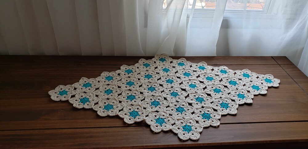 Centro de Mesa em Crochê Mini Flor Cru e Tifani