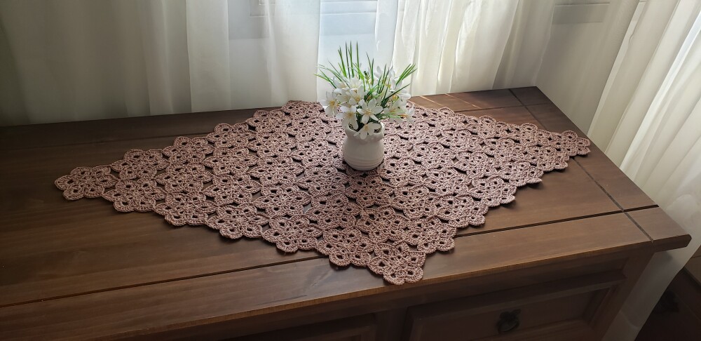 Centro de Mesa em Crochê Mini Flor Castanha