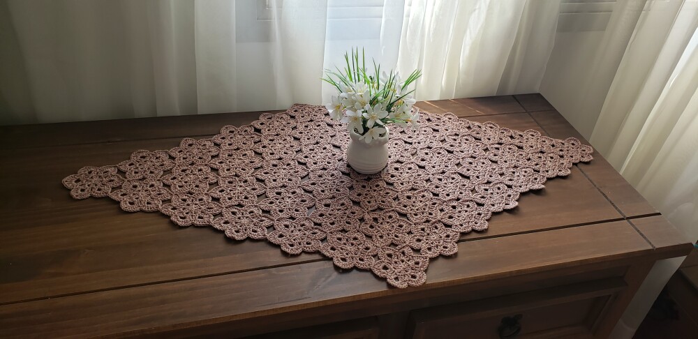 Centro de Mesa em Crochê Mini Flor Castanha