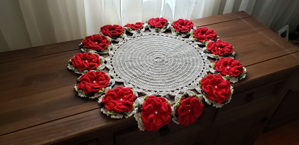 Centro de Mesa em crochê Flores Vermelhas
