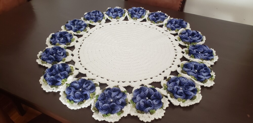 Centro de Mesa em Crochê Flores Azul Mesclado (70 cm)