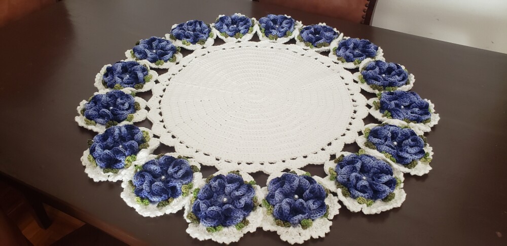 Centro de Mesa em Crochê Flores Azul Mesclado (70 cm)