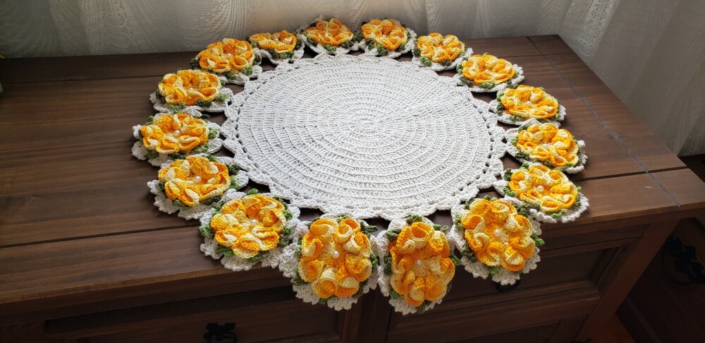 Centro de Mesa em Crochê Flores Amarelo Mesclado