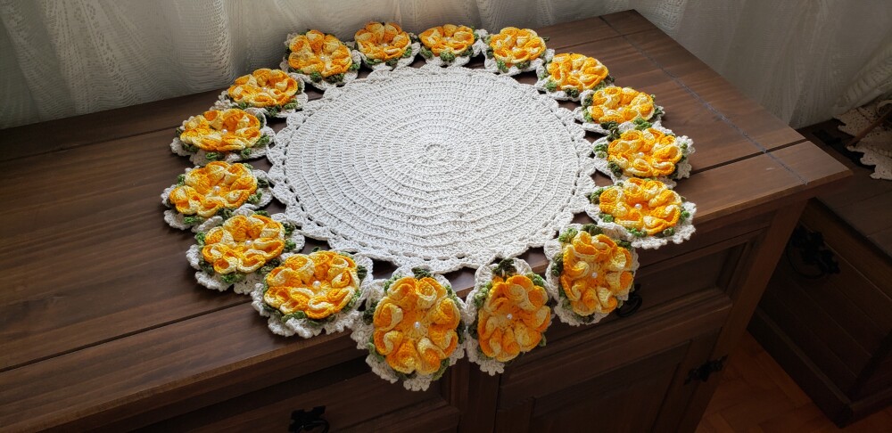 Centro de Mesa em Crochê Flores Amarelo Mesclado
