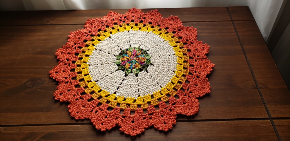 Centro de Mesa em Crochê Barrado Ferrugem (40 cm)
