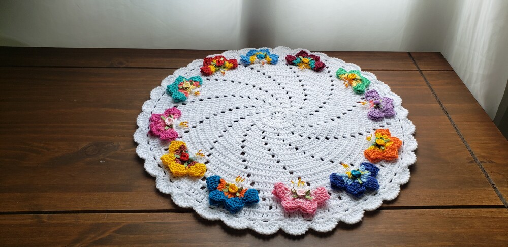 Centro de mesa em crochê Mini Borboletas (40 cm)