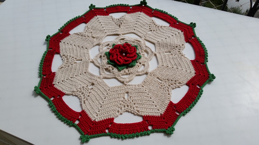 Centro de Mesa em Crochê Barrado Vermelho (60 cm )