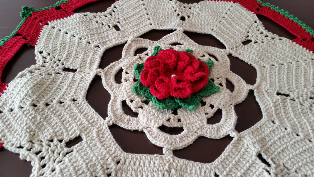 Centro de Mesa em Crochê Barrado Vermelho (60 cm )