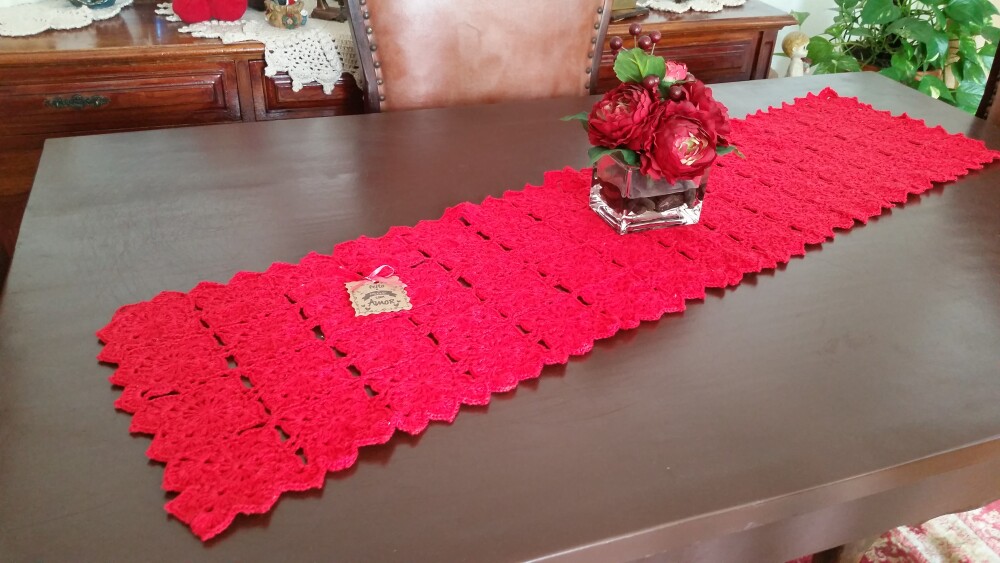 Caminho de Mesa em Crochê Vermelho ( 1,30 cm )