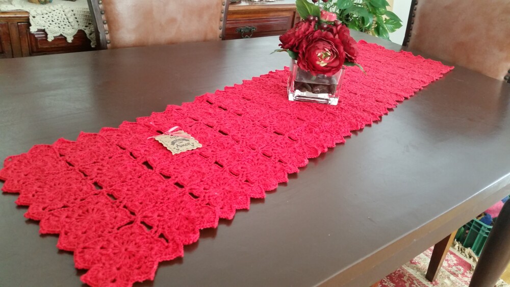Caminho de Mesa em Crochê Vermelho ( 1,30 cm )