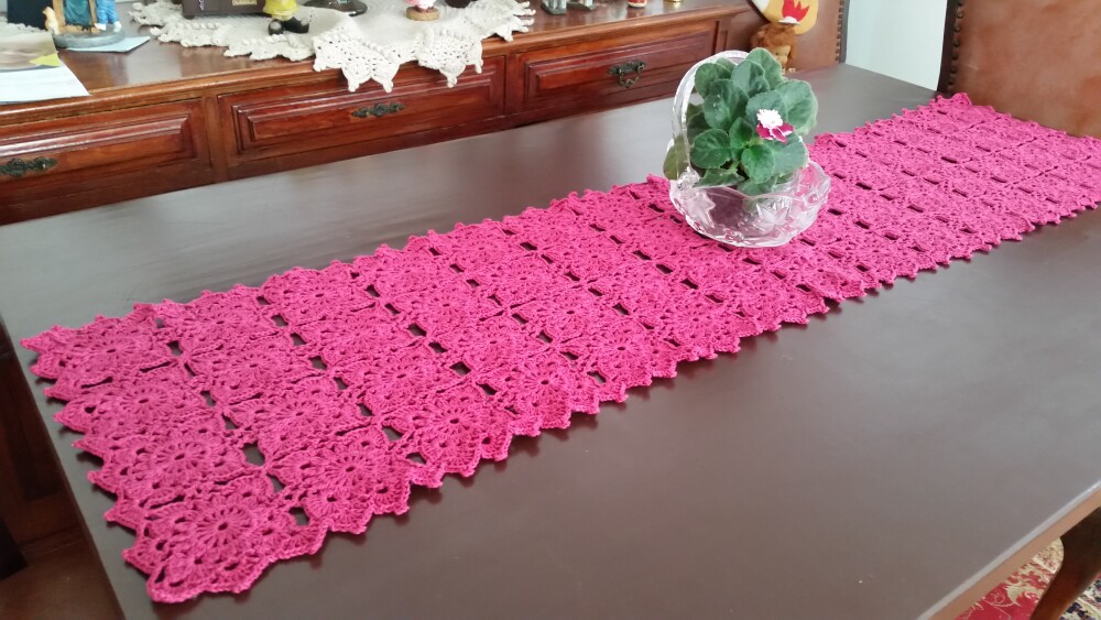 Caminho de Mesa em Crochê Pink
