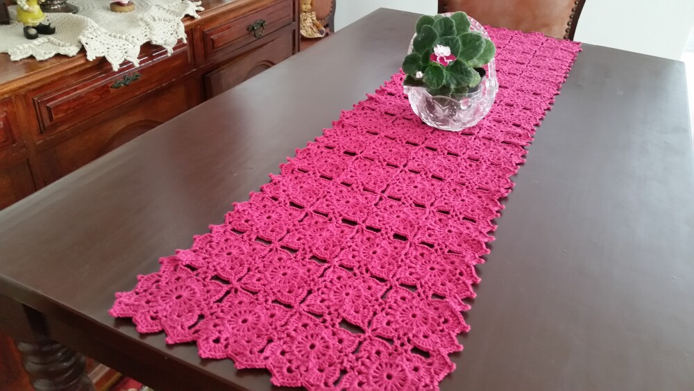Caminho de Mesa em Crochê Pink