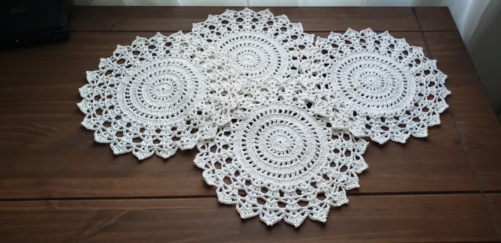 Jogo de 04 Toalhinhas em Crochê Branco (25 cm)